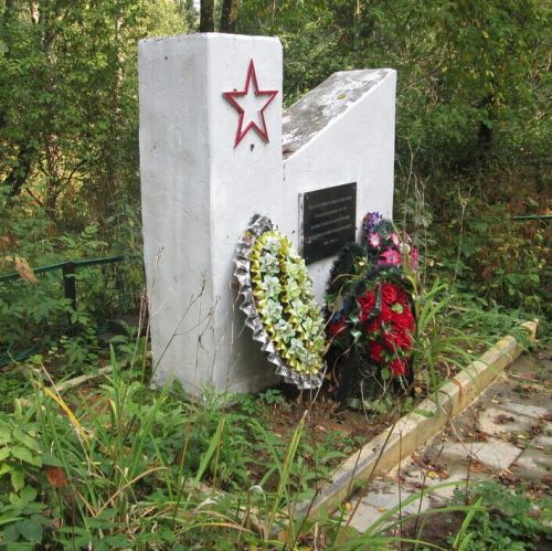 д. Новая Глинковского р-на. Братская могила советских граждан, замученных и казненных гитлеровцами в 1942 году.