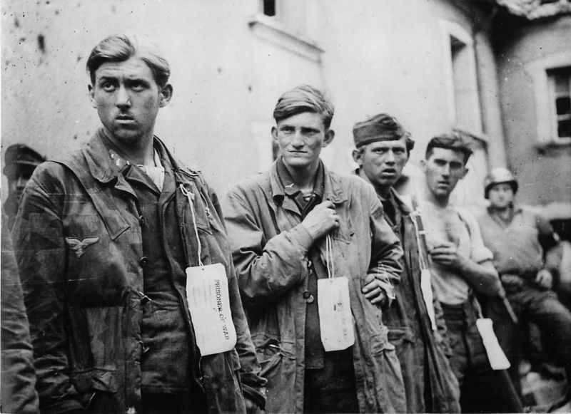 Пленные немецкие десантники у Сен-Ло, Франция. Июль 1944 г. 
