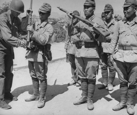 Американские солдаты принимают оружие от японских солдат. Корея, 1945 г. 