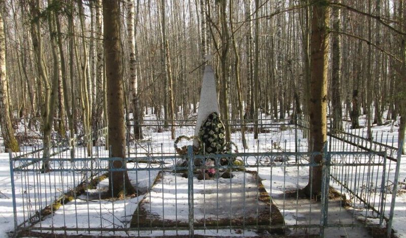 д. Новое Тишово Глинковского р-на. Братская могила 3-х советских граждан замученных гитлеровцами в 1942 году за связь с партизанами.