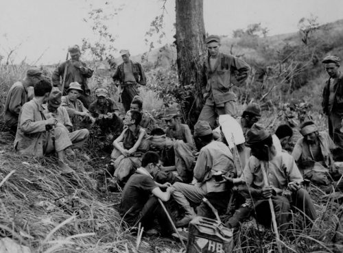 Американцы охраняют японских военнопленных на острове Лусон. 1945 г.