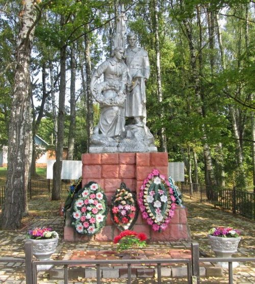 д. Ромоданово Глинковского р-на. Памятник, установленный на братской могиле, в которой похоронено 827 советских воинов и партизан, погибших при освобождении района.