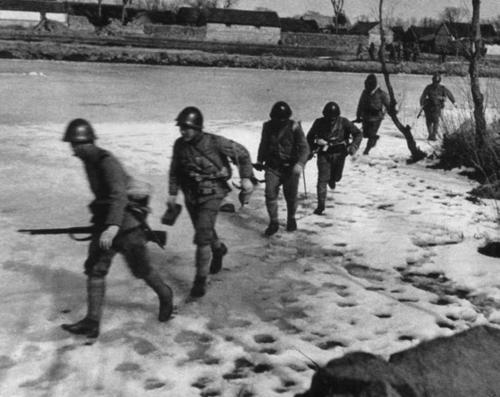 Японская пехота на замерзшем озере. Китай, январь 1940 г.