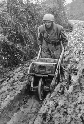 Транспортировка боеприпасов. Италия, декабрь 1944 г. 