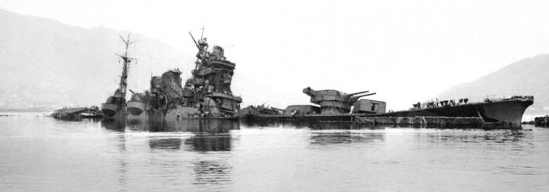 Японский тяжелый крейсер «Тонэ», затонувший в бухте Хиросима к западу от Курэ. Июль 1945 г. 