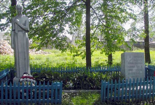 д. Рябинки Новодугинского р-на. Братская могила советских воинов, погибших в Великую Отечественную войну.