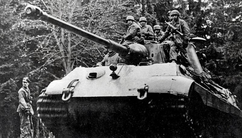 Парашютисты на броне танка «Тигр II» во время наступления в Арденнах. Декабрь 1944 г. 