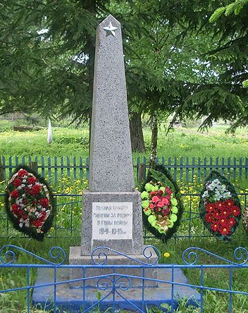 с. Татарка Новодугинского р-на. Братская могила советских воинов, павших в годы войны.