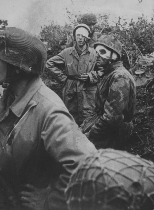 Раненые немецкие парашютисты в окопе. Италии, 1944 г.