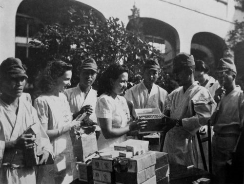 Раненые японские солдаты получают подарки в госпитале. Манила 1942 г.