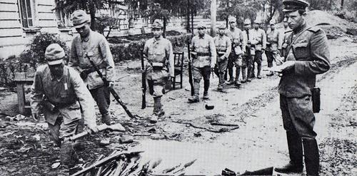 Пехотинцы Императорской армии Японии сдают оружие Красной Армии. Маньчжурия, 1945 г.