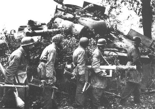Парашютисты у подбитого танка Шерман. 1944 г. 