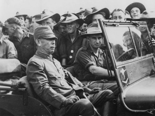 Австралийские солдаты с японским генералом во время капитуляции японских войск на Новой Гвинее. 1945 г.
