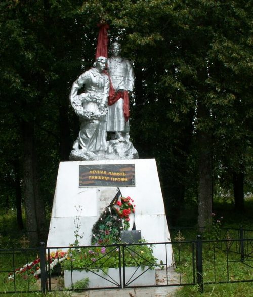 д. Белик Починковского р-на. Памятник, установленный на братской могиле, в которой похоронено 559 советских воинов.