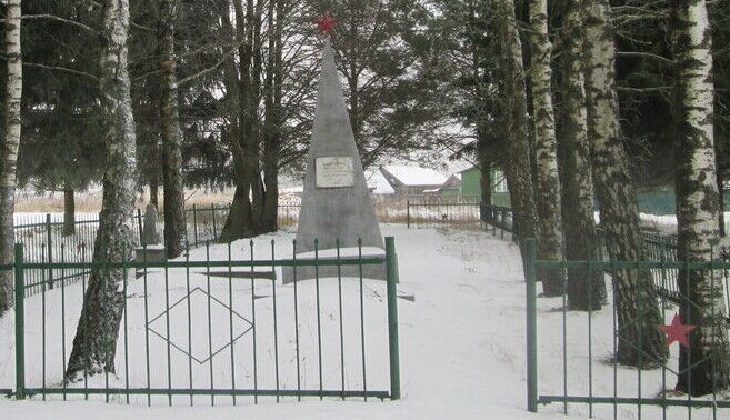 г. Ельня. Братская могила советских граждан у городской больницы, казненных гитлеровцами в 1942 году.