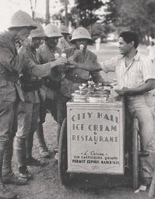 Филиппинец угощает мороженым японских солдат. Манила, 1942 г.