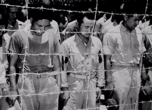 Японские военнопленные слушают объявление императора о капитуляции Японии. 1945 г.