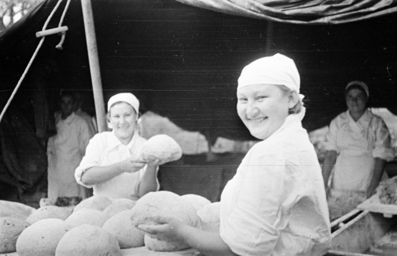 Женщины-хлебопеки гвардейской части в полевой хлебопекарне на Курской дуге.