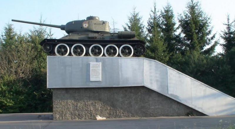 г. Ельня. Памятник-танк Т-34 освободителям города, установленный в 1977 году.