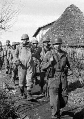 Немецкие десантники с пленными американскими солдатами на фронте Неттуно-Анцио. Италия 1944 г.