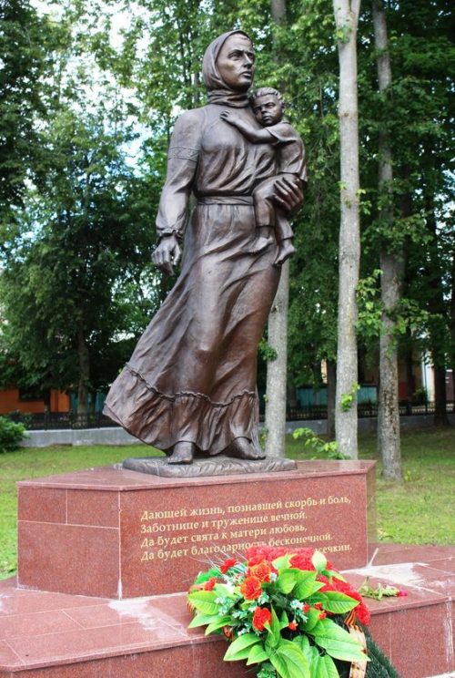 г. Ельня. Памятник российским матерям, установленный в 2015 году.