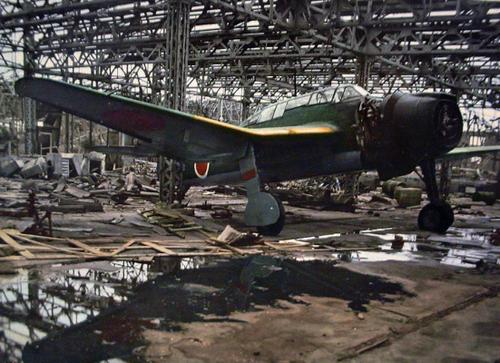 Брошенный бомбардировщик «Aichi Dive». Август 1945 г.