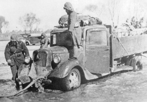 Грузовики японской армии в Маньчжурии. 1940 г.