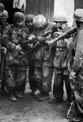 Десантники собирают трофеи. Италия 1944 г. 