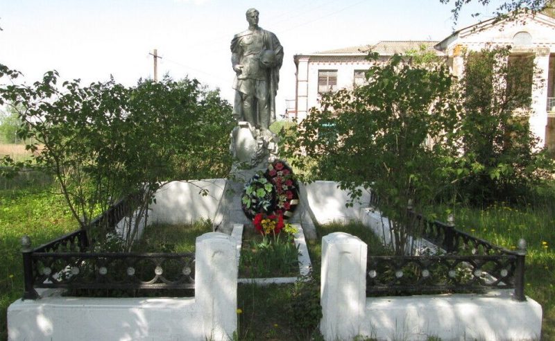 д. Красное Знамя Починковского р-на. Памятник, установленный на братской могиле, в которой похоронено 32 советских воина, погибших при освобождении района.