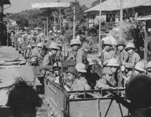 Японские солдаты на грузовиках. Филиппины 1942 г. 