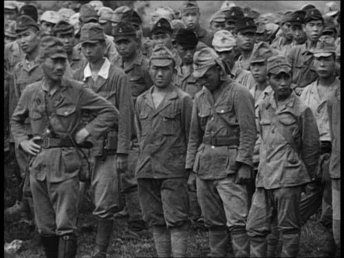 Японские солдаты сдаются в плен. Япония. Август 1945 г. 