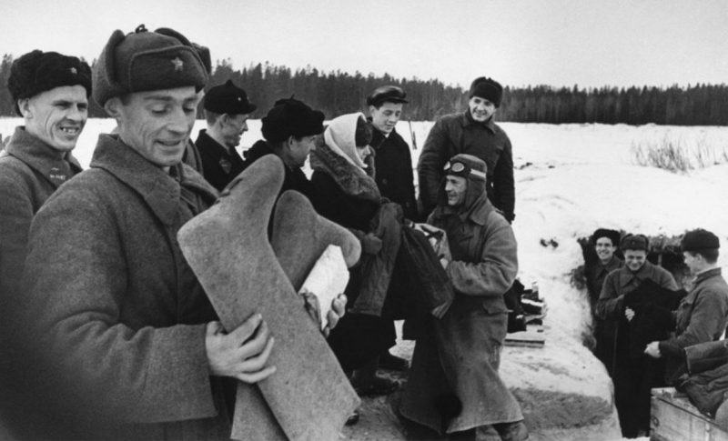 Ленинградцы вручают подарки бойцам Красной Армии. 1942 г.