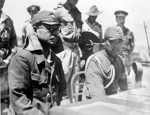Офицеры танкового полка японской армии сдаются союзникам. Тимор, август 1945 г.