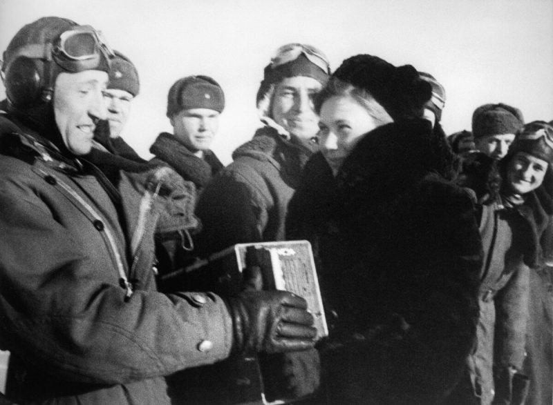 Ленинградцы вручают подарки бойцам Красной Армии. 1942 г.