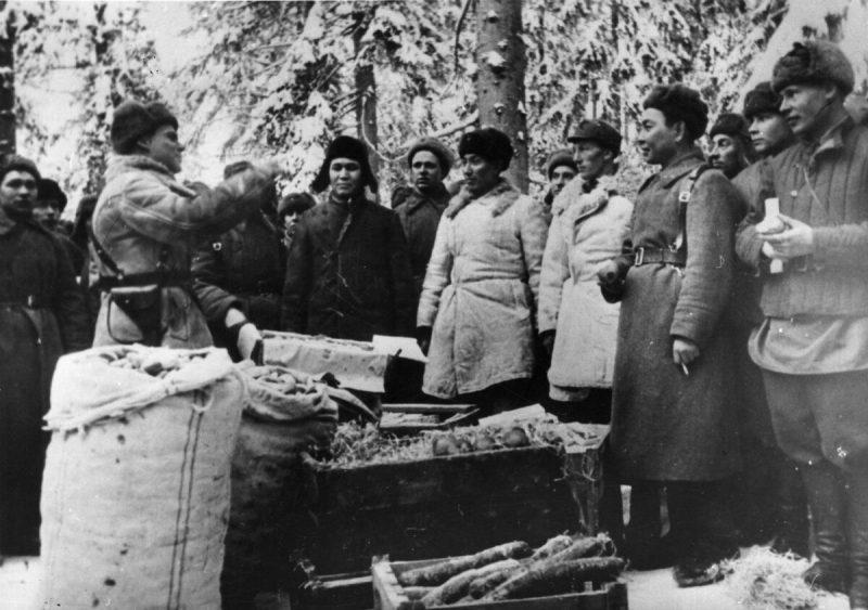 Шефы–трудящиеся Казахстана привезли новогодние подарки бойцам. 1942 г.