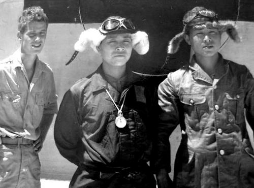 Американский солдат позирует с летчиками японского флота после капитуляции Японии. 1945 г. 