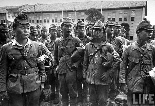 Разоруженные японские солдаты после капитуляции Японии. Август 1945 г. 