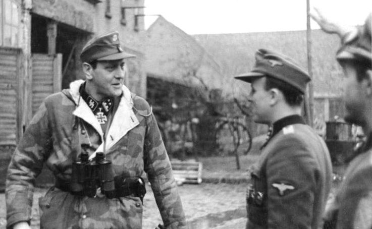 Отто Скорцени с солдатами парашютного батальона СС 600 на Одере. Февраль 1945 г.