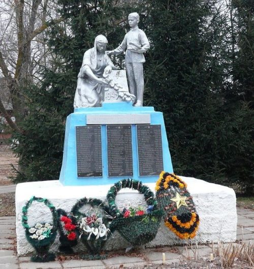 г. Починок. Памятник, установленный на братской могиле, в которой похоронено 50 советских воинов и партизан.