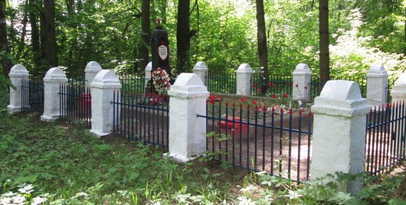 с. Коробец Ельнинского р-на. Братская могила, в которой похоронено 300 советских воинов, погибших в годы войны.