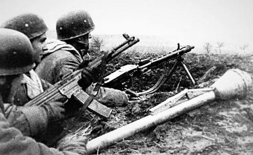 Солдаты 9-й дивизии Вермахта на Зеловских высотах. Апрель 1945 г. 