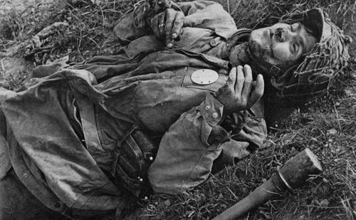 Немецкий десантник убит в бою около Торренте Идице. Италия, 20 апреля 1945 г.