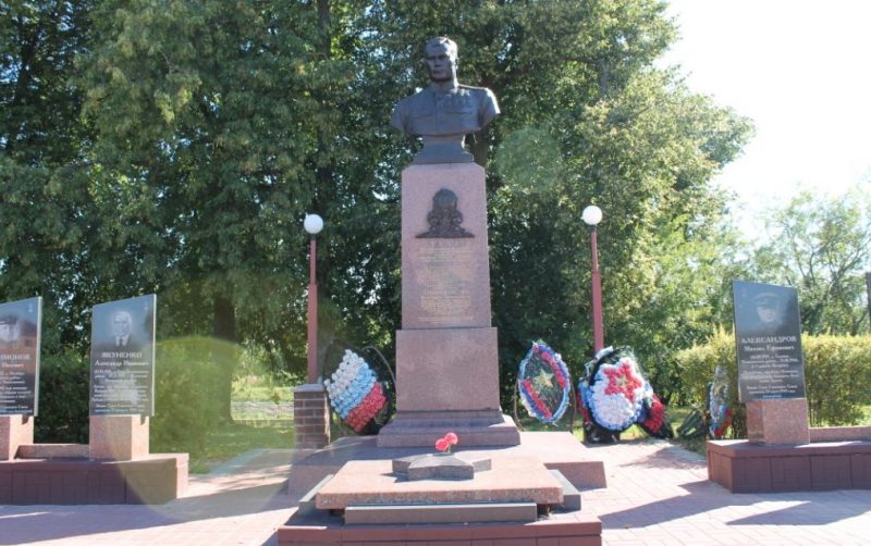 Центральная часть Аллеи с бюстом дважды Героя Советского Союза В.Д. Лавриненкова.