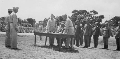 Представители Японии и США на Окинаве. 7 сентября 1945 г.