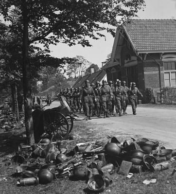Десантники 6-й дивизии идут к району разоружения в Зосте, Голландия. 10 мая 1945 г.