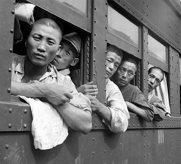 Демобилизованные японские солдаты на станции Хиросима по дороге домой. 1945 г. 