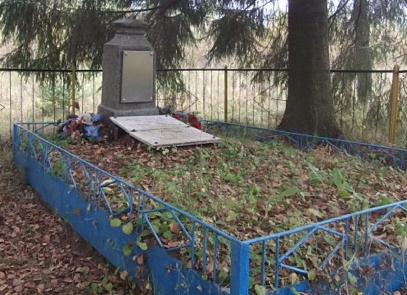 д. Уварово урочище Перятино, Ельнинского р-на. Братская могила 22 советских граждан, расстрелянных оккупантами в 1942 году.