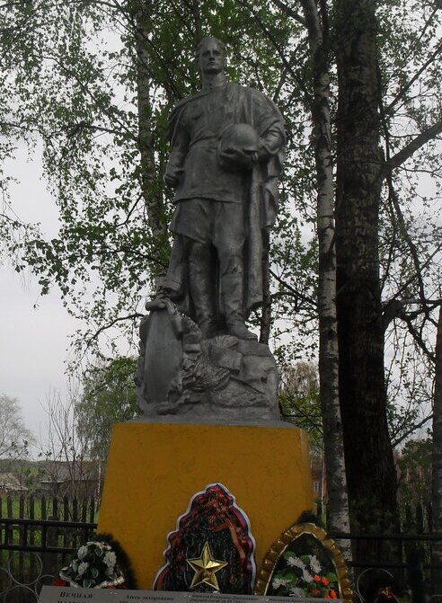 д. Сверчково Починковского р-на. Памятник, установленный на братской могиле, в которой похоронено 270 советских воинов, погибших при освобождении района.