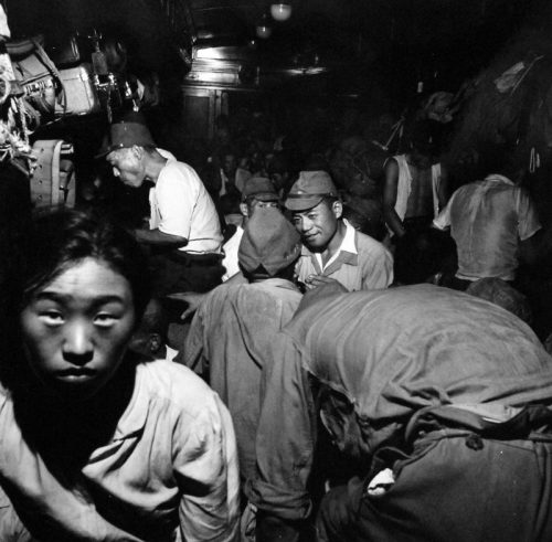Демобилизованные японские солдаты в вагоне поезда в Хиросиме на пути домой. Сентябрь 1945 г.