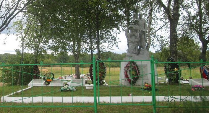 д. Ушаково Ельнинского р-на. Памятник, установленный на братской могиле, в которой похоронено 980 советских воинов и партизан, погибших в годы войны.